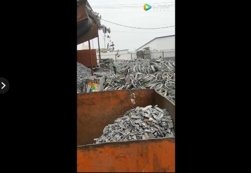 鋁合金輪轂破碎生鋁粉碎處理生產(chǎn)現(xiàn)場(chǎng)