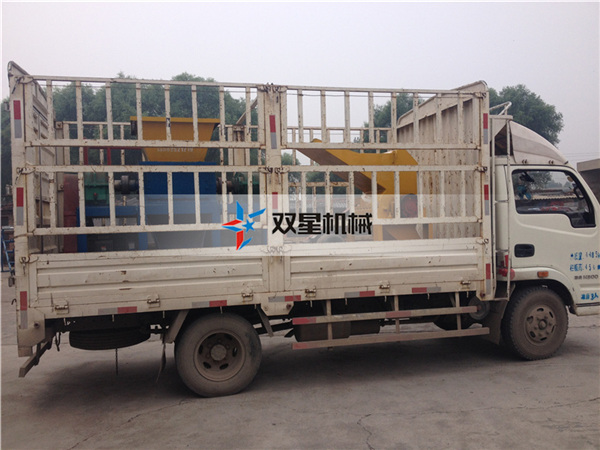 整套小型橡膠粉碎機設備發(fā)貨現場