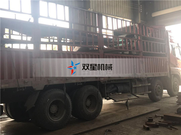 輪胎粉碎機設備生產線發(fā)貨現場