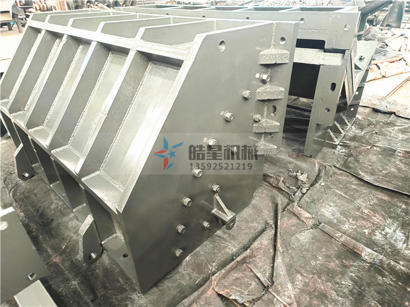 金屬粉碎機(jī)錘頭、篩板、破碎腔體生產(chǎn)組裝現(xiàn)場(chǎng)